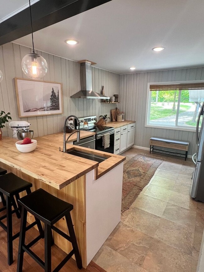 Building Photo - Short Term Lake Rental