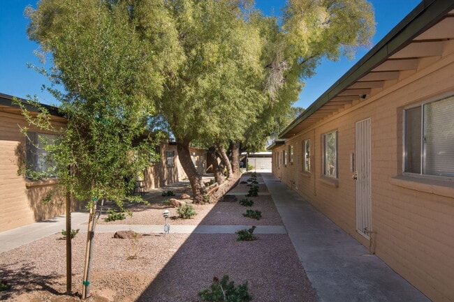 Building Photo - 4557 E Bellevue St