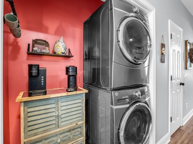 Building Photo - Cute- two bedroom townhome