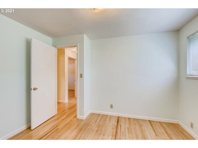 Building Photo - SE 3 Bed | 1 Bath | Expansive Backyard | P...