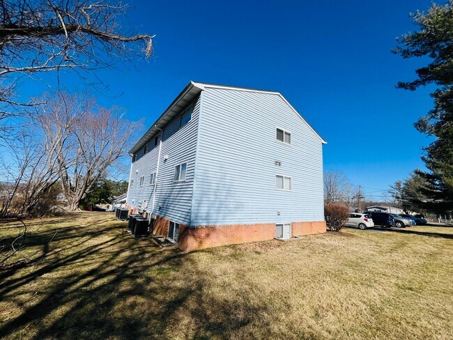 Building Photo - 1802 Smith Ave
