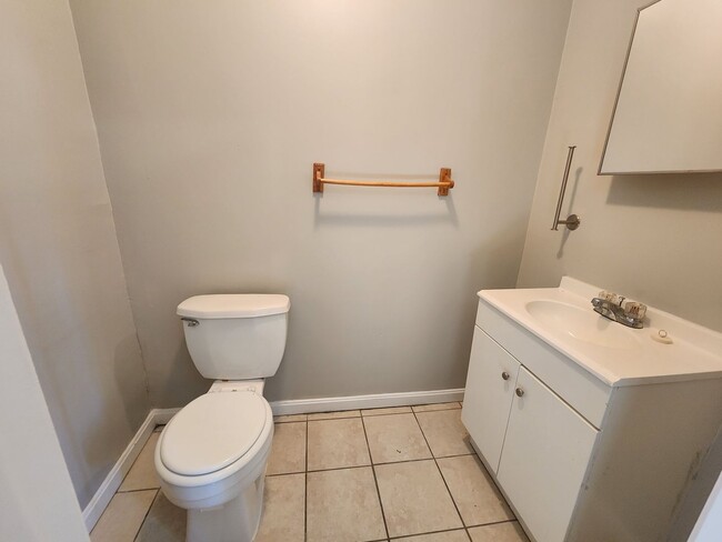 Building Photo - Beautiful 3 Bedroom 1.5 Bathroom East Balt...