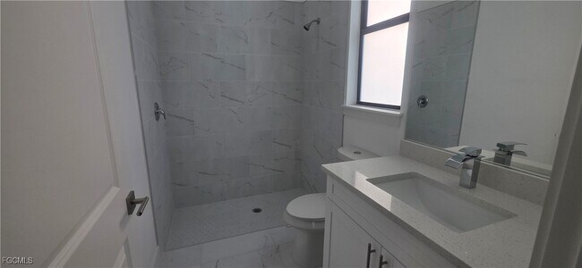 Building Photo - 925 Chenault St