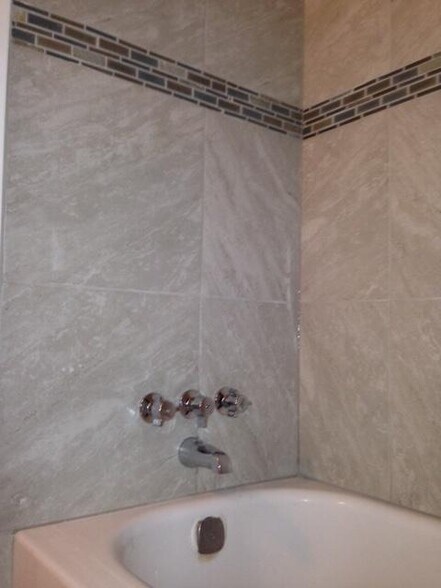 Tub Shower-2 - 1839 McDowell St