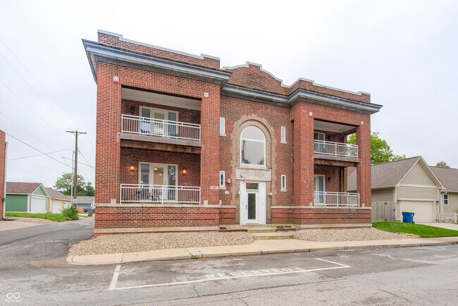 Building Photo - 655 E 24th St