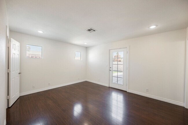 Building Photo - Charming 3-Bedroom Rental with Pool, Firep...