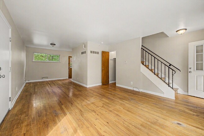 Building Photo - "Charming 2-Bedroom Apartment with Spacious Living – 1025 Sq Ft in Prime Denver Location!"