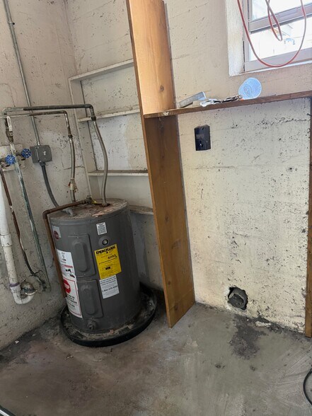 Building Photo - 4401 NE 15th Ter