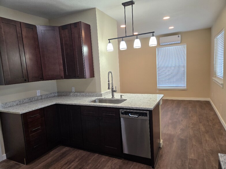 Building Photo - 105 Elbow Ct