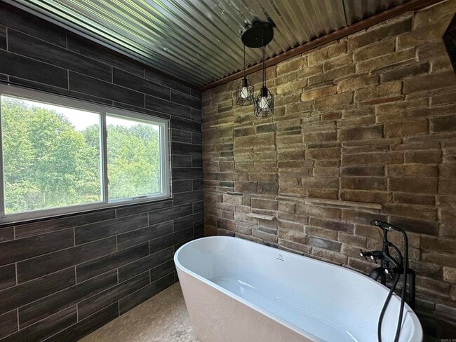 Building Photo - 896 Vaughn Rd