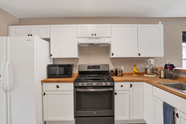 Building Photo - 3 Bed 2 Bath Home in Desired Neighborhood in West Pensacola