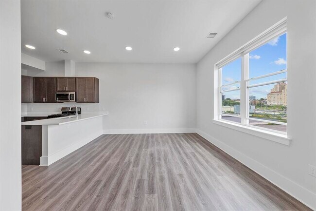 Building Photo - 660 Grand St