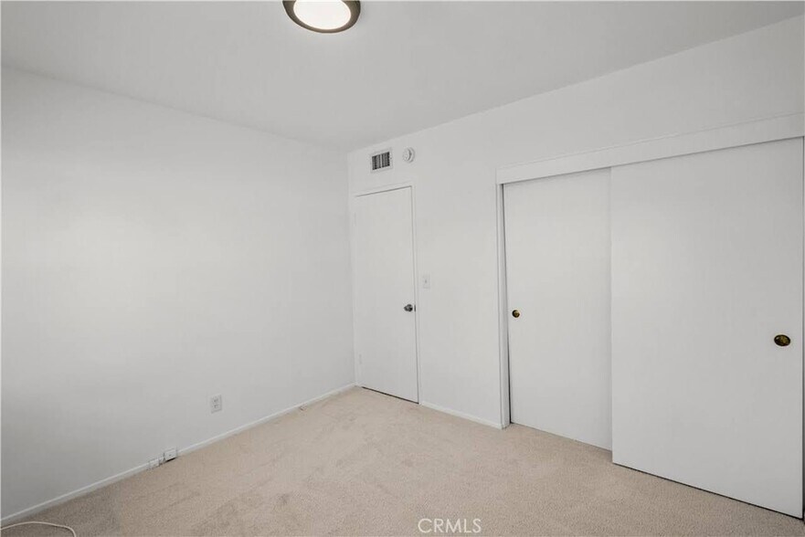 Building Photo - 6061 Dundee Dr