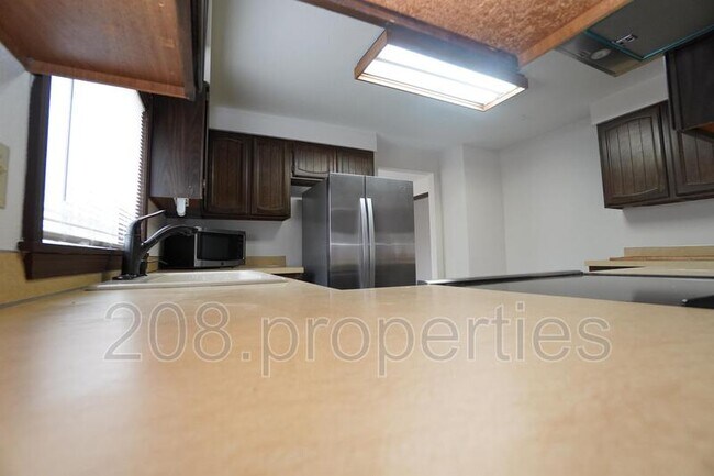 Building Photo - 3392 S Maze Ave