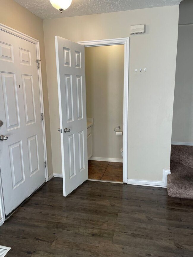 Building Photo - BEAUIFUL TOWNHOME!!!