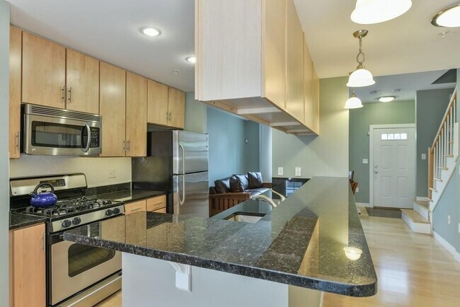 Building Photo - 3 Lark Dr