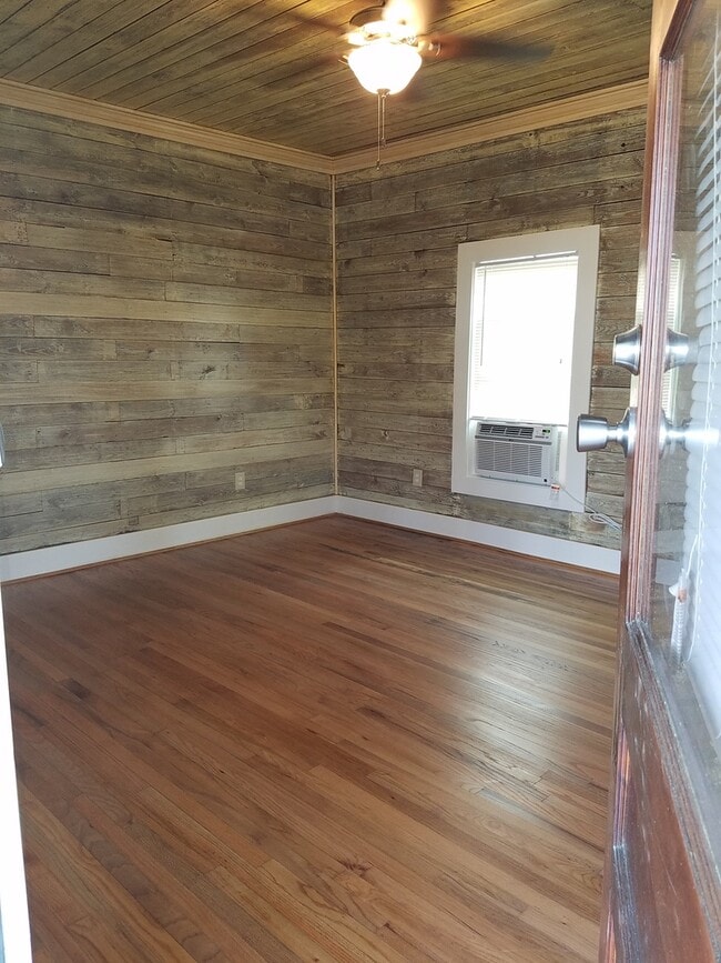 Building Photo - Large one bedroom home with huge yard