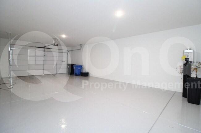 Building Photo - 5976 E Quail Ave