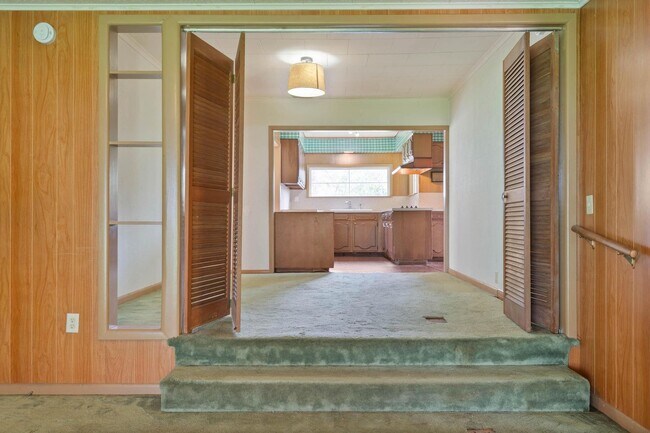 Building Photo - Quaint, inviting 4-bdrm/2-bath home in Cloverdale. Serene living, huge yard, covered patio