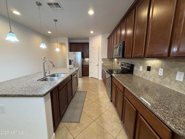Building Photo - 126 E Chelsea Ln
