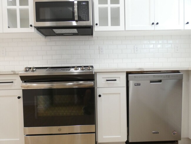 Building Photo - 5346 Lexington Ave