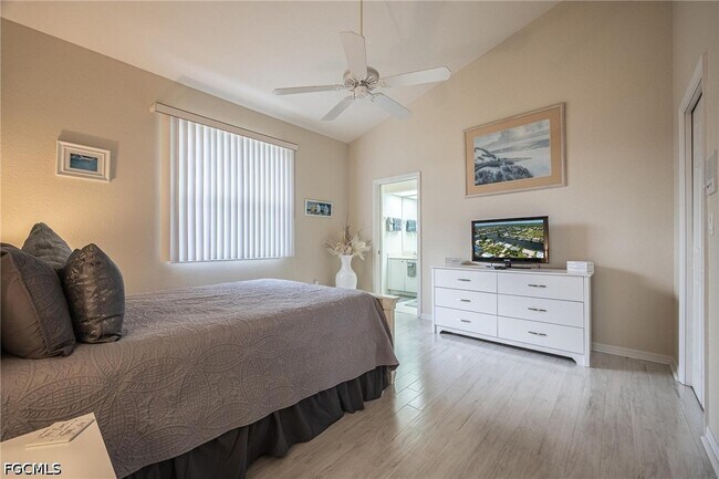 Building Photo - 4412 SW 26th Ave