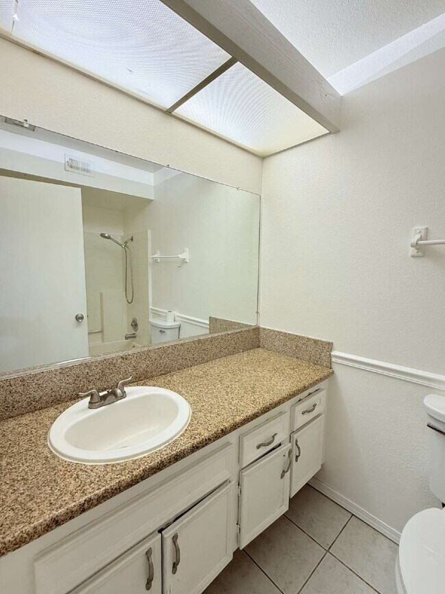 Building Photo - HUGE 3BR/2BA Second-Floor Condo