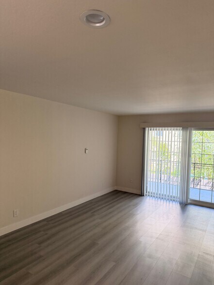 Building Photo - 1405 Oak Grove Ave