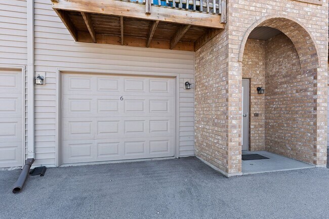 Building Photo - 2 Bedroom 2 Bathroom Upper 1 Car Garage