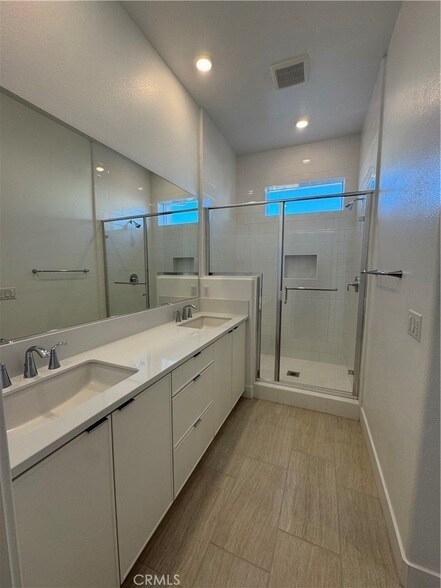 Building Photo - 436 Loon