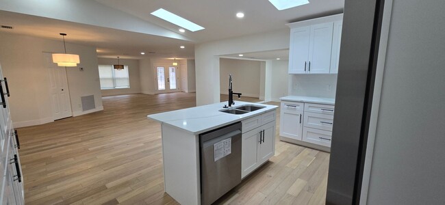 Building Photo - Completely remodeled 4 Bed 4 Bath home wit...