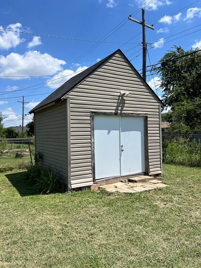 Building Photo - 6408 NW Oak Ave