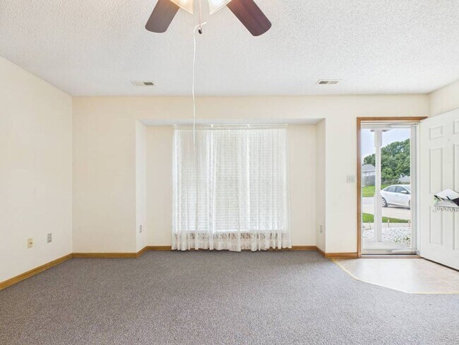 Building Photo - 1213 Fox Run Dr