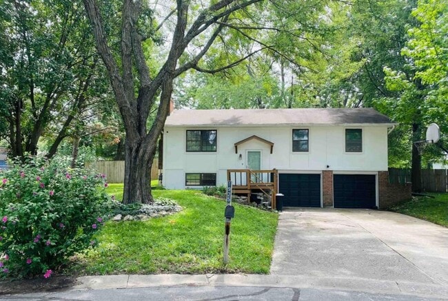 Building Photo - 1925 SE Flagstone Ct