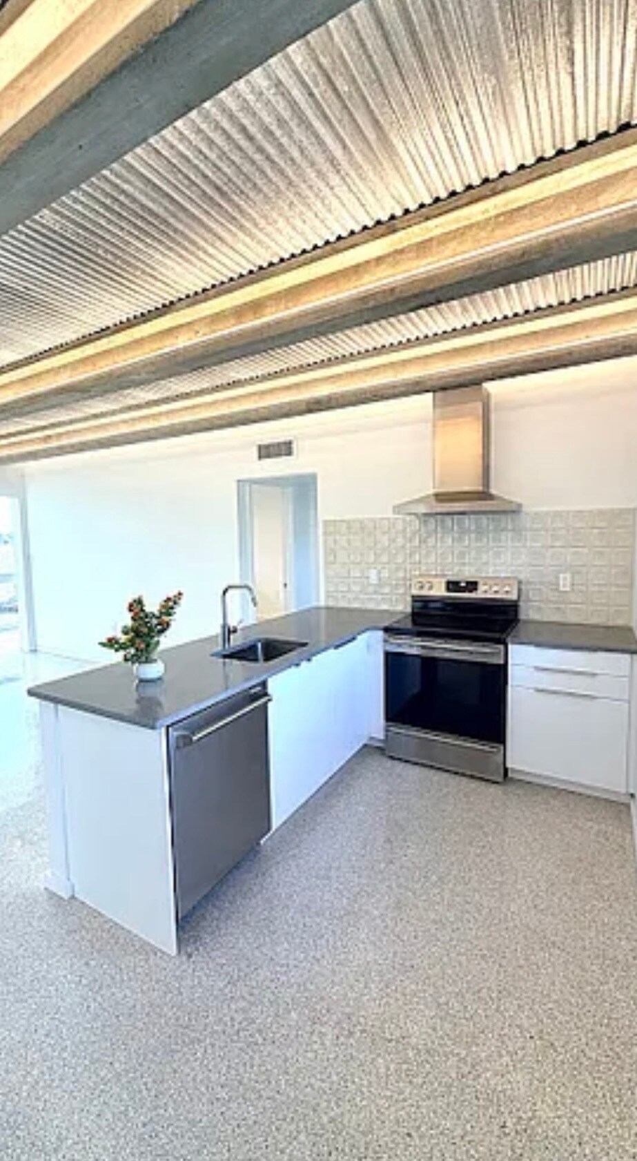 Kitchen - 151 N Orlando Ave