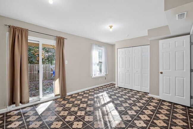 Building Photo - 4243 Drake Ct