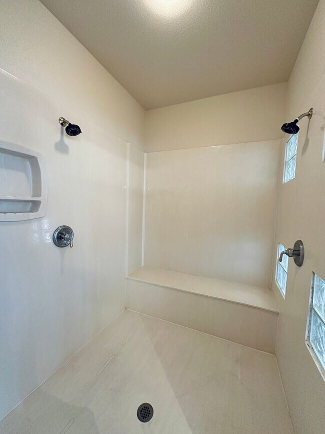 Building Photo - GORGEOUS 2 STORY HOME WITH A GRAND ENTRY &...