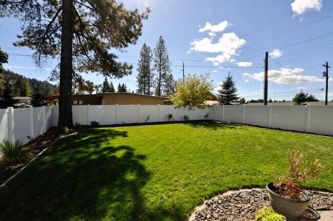 Building Photo - Canfield Mountain 3 bed 2.5 bath with loft...