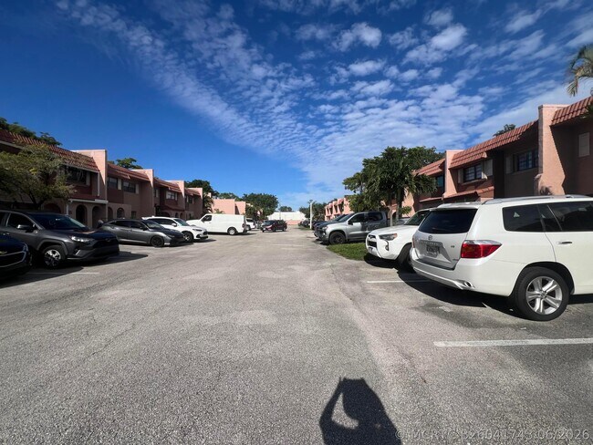 Building Photo - 27 Matador Ln
