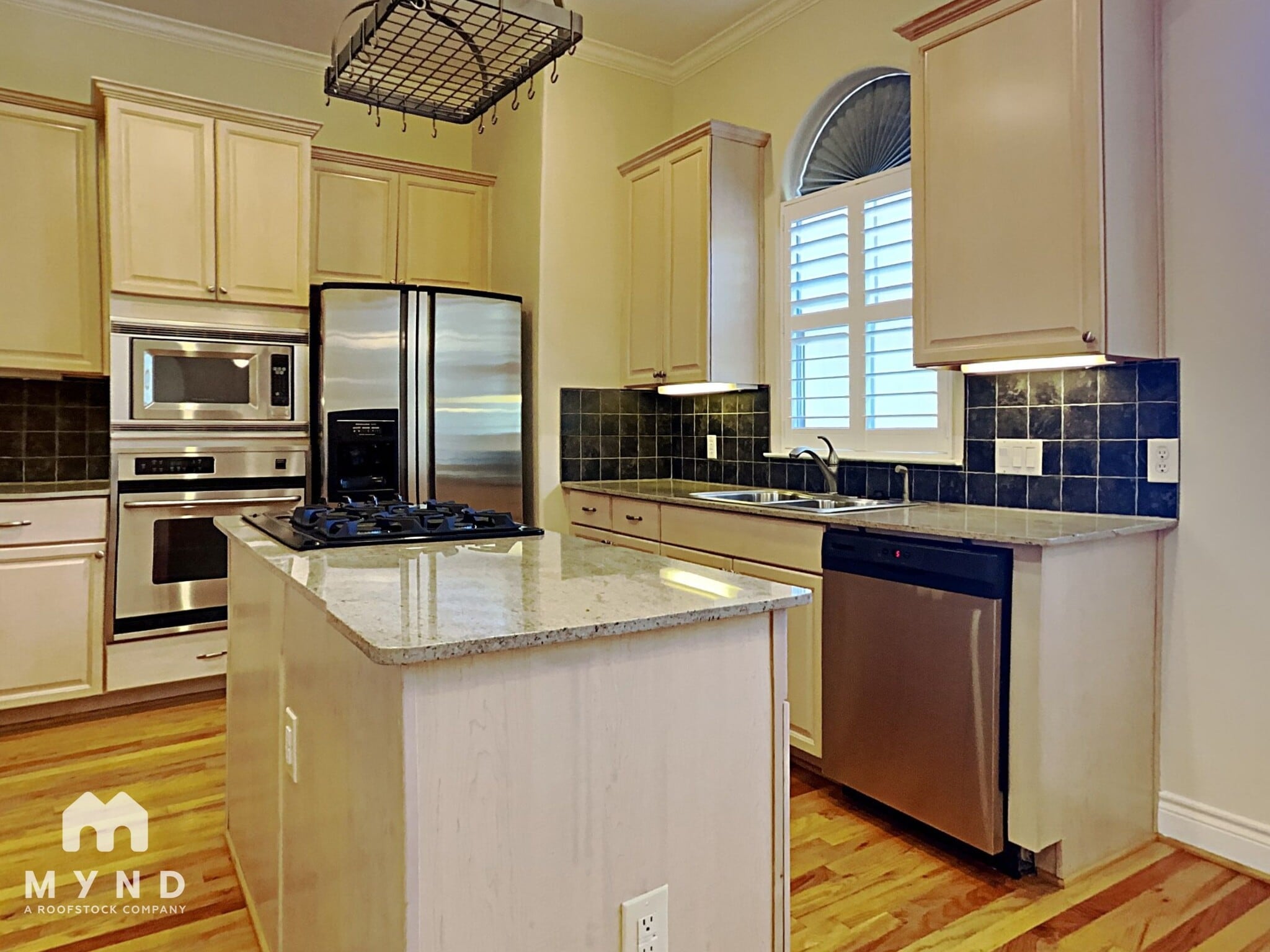 Building Photo - 321 Sandman St