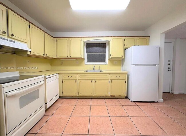 Building Photo - 1630 W 46th St