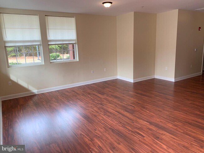 Building Photo - 158 Oak Ln