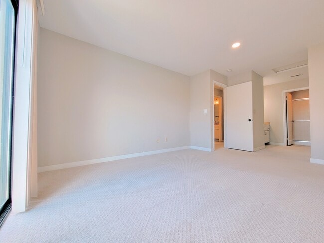 Building Photo - 3076 Fostoria Cir