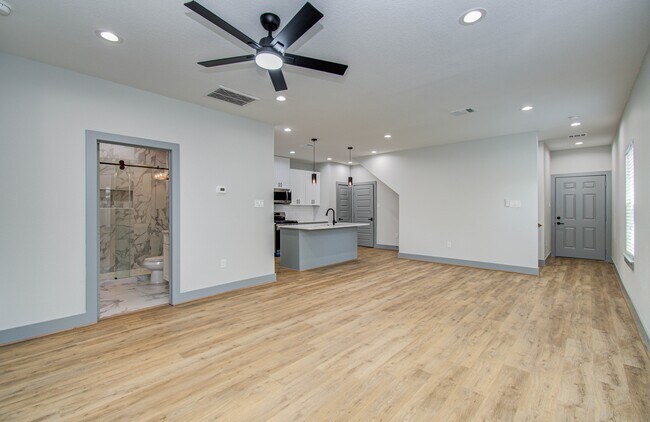 Building Photo - 835 S Victory Dr