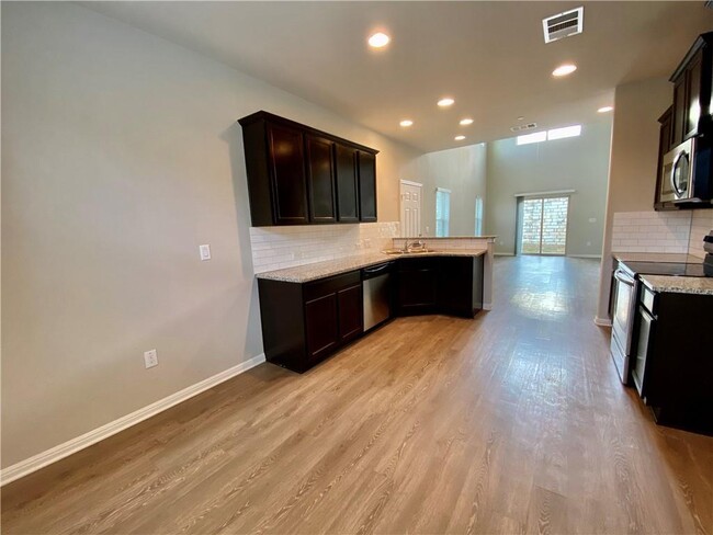 Building Photo - 516 E Slaughter Ln