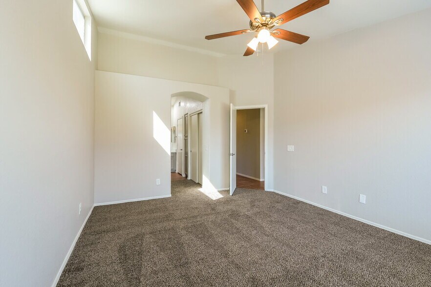 Building Photo - 3725 W Cat Balue Dr
