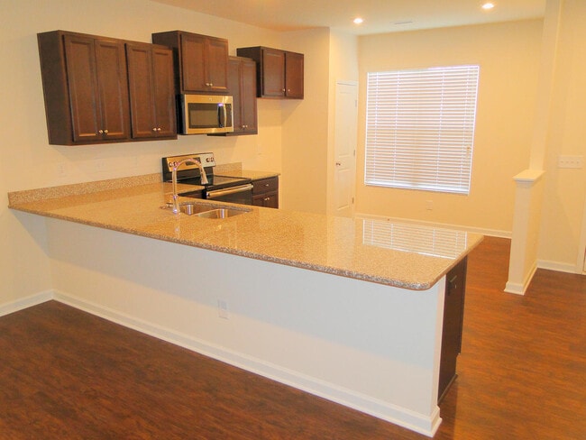 Building Photo - 8814 Commons Townes Dr