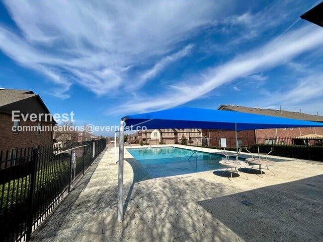 Building Photo - 3 Bed/2.5 Bath Townhome with Garage / Pet-Friendly / Vouchers Accepted / Available Now!