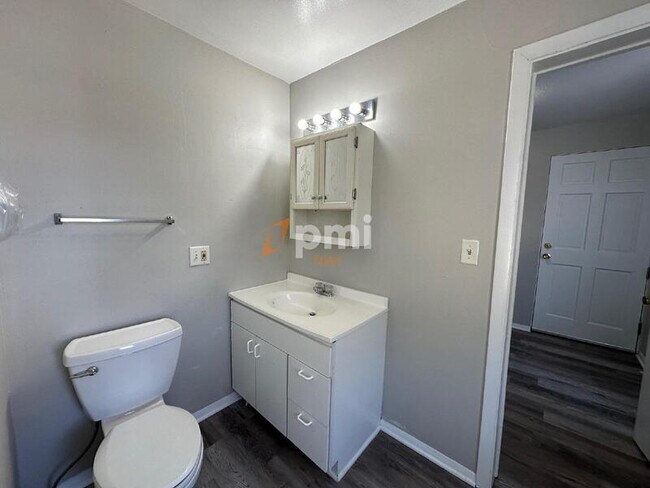 Building Photo - 108 Osborn St
