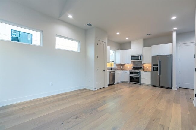 Building Photo - 2008 Canterbury St